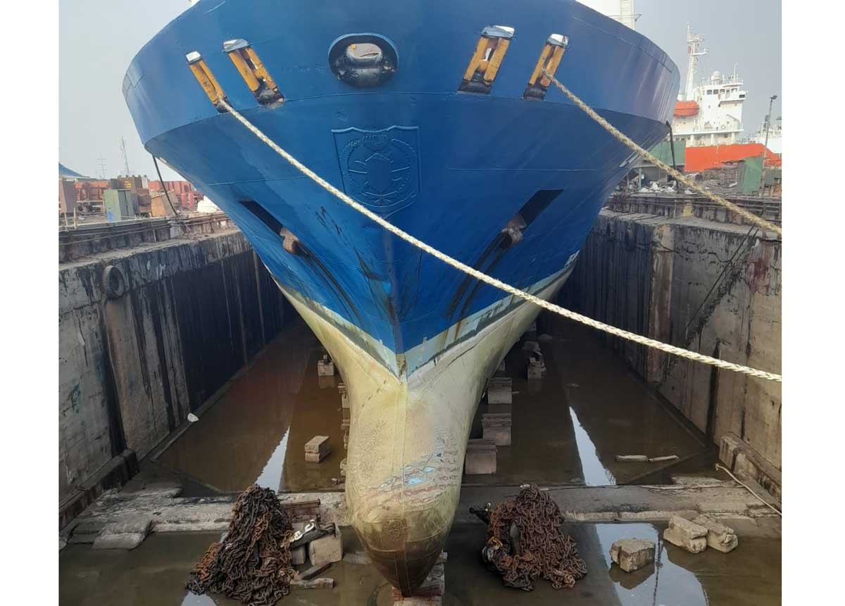 DOCKING: KM Lawit saat dalam masa pemeliharaan.