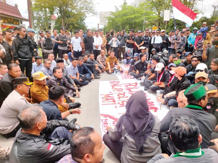 DIALOG: Massa aksi duduk bersama dengan para pejabat menyampaikan sejumlah tuntutan, Senin (1/9/2025). YUNI/RADAR SAMPIT
