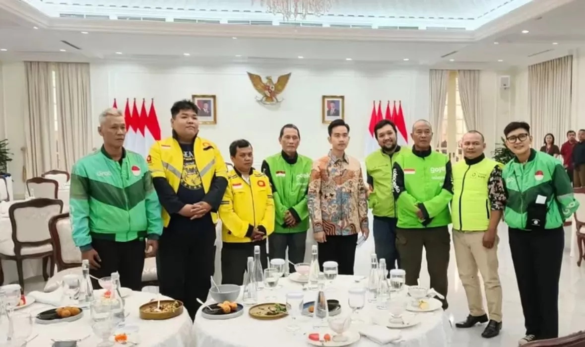 Wapres Gibran Rakabuming Raka melakukan pertemuan dengan sejumlah pengemudi ojek online (ojol) di Istana Wapres, Jakarta, pada Minggu (31/8). (Istimewa/jawapos.com)