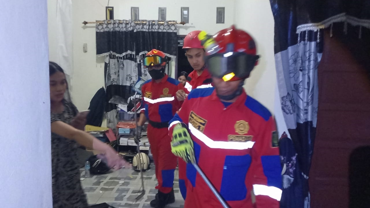 Tim Rescue Damkar Kota Palangka Raya saat mencari keberadaan seekor ular tedung, di rumah warga di Jalan Kalibata V, baru-baru tadi.