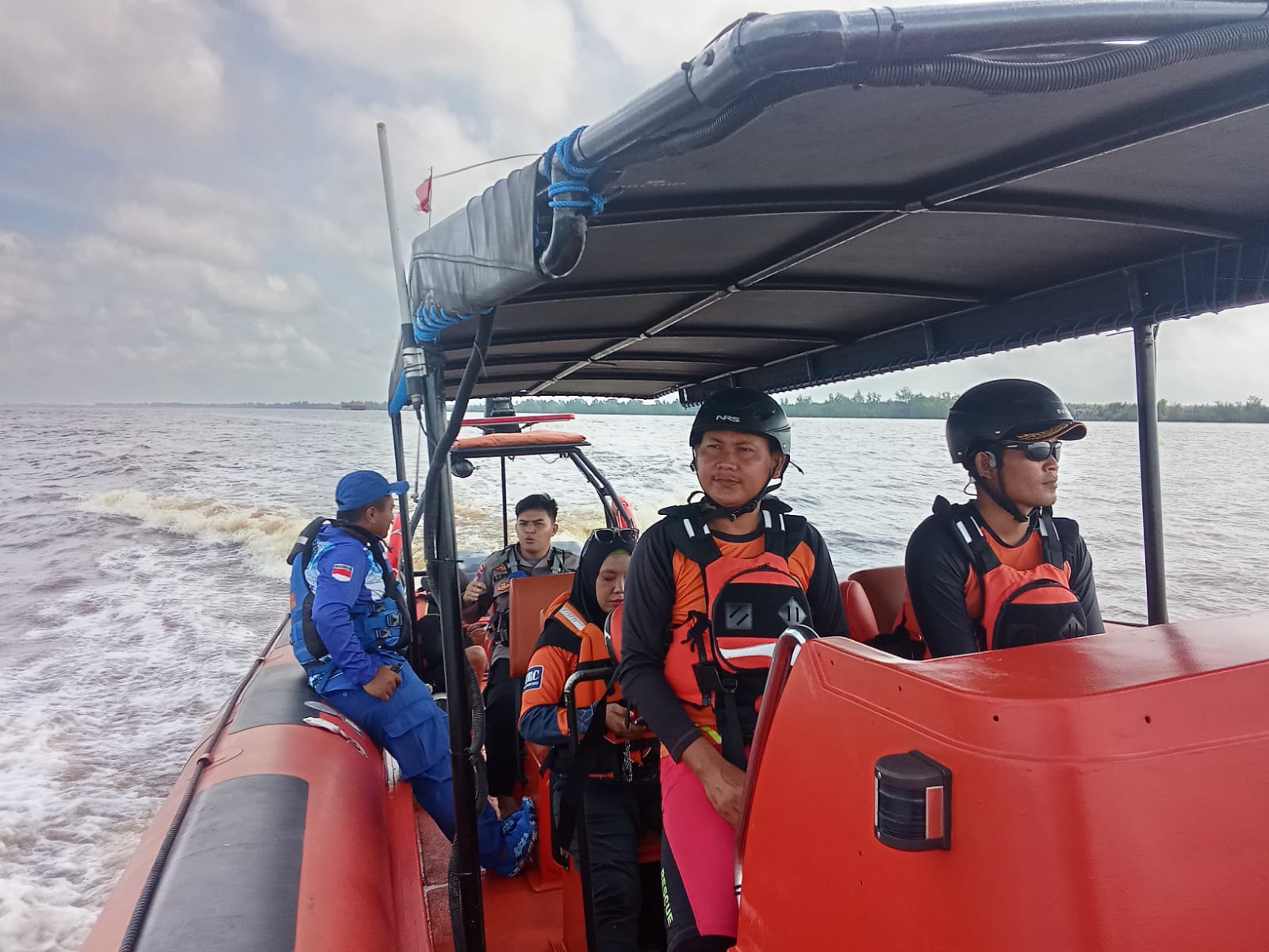 Tim pencarian gabungan menyisir muara Sungai Mentaya mencari penumpang yang diduga tenggelam usai melompat dari kapal. (BPBD Kotim)