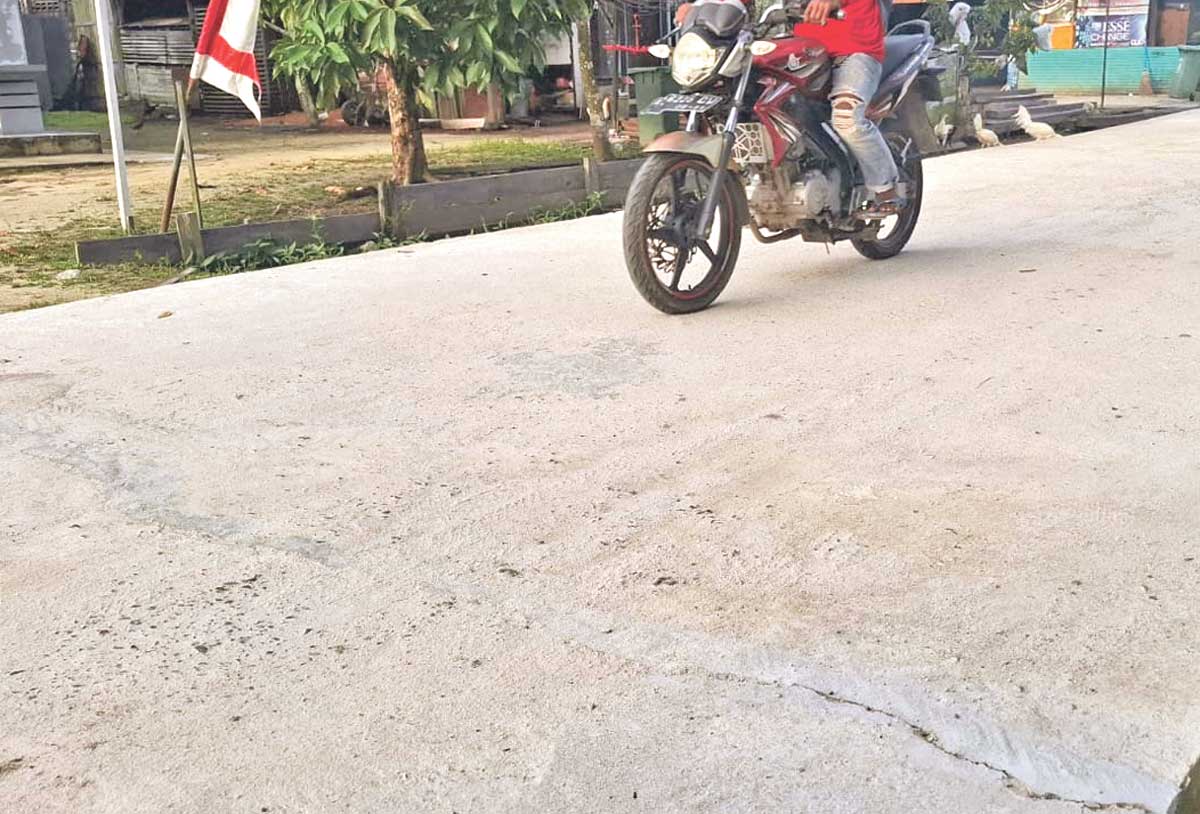 DIPROTES: Proyek semenisasi yang diprotes warga Jalan Menteng Sampit karena sudah retak.