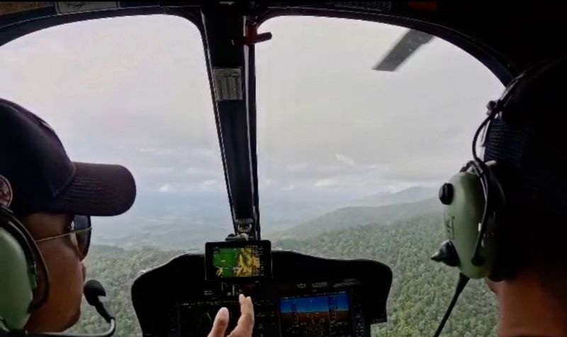 Tim SAR melakukan operasi pencarian jalur udara hari kedua terhadap helikopter tipe BK117 D3 yang hilang kontak di kawasan pegunungan, Desa Mandin Damar, Kecamatan Mentewe, Kabupaten Tanah Bumbu, Kals