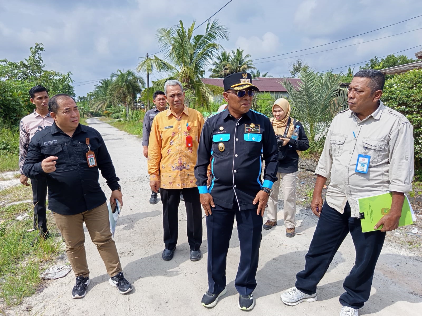 Pengecekan calon lahan sekolah rakyat oleh wakil Bupati Kobar dan Sekretaris Dinsos, baru baru ini