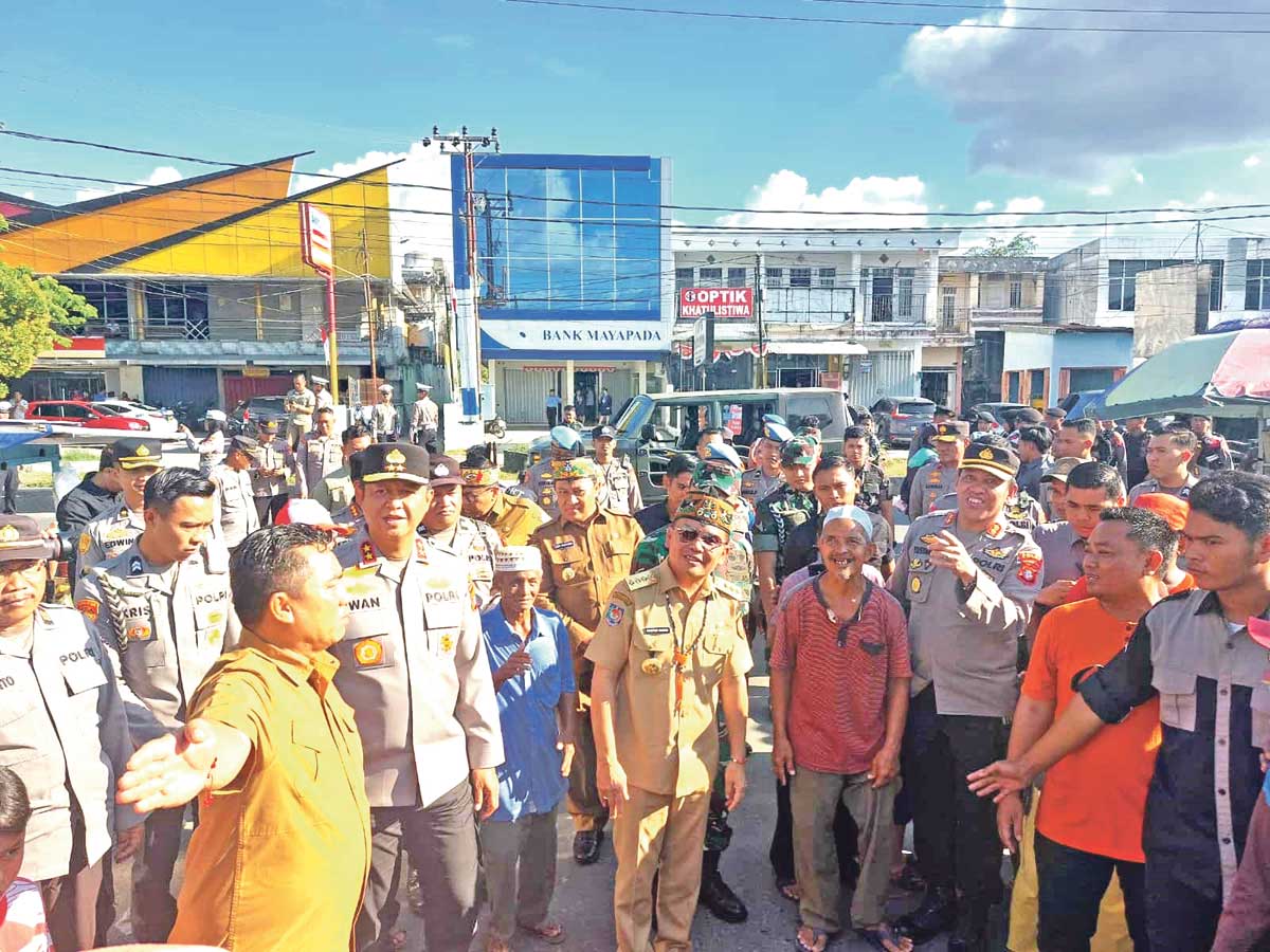 PASTIKAN KEAMANAN: Kapolda Kalteng Irjen Pol Iwan Kurniawan bersama Gubernur Kalteng Agustiar Sabran memastikan situasi tetap aman dan kondusif, kemarin (3/9).