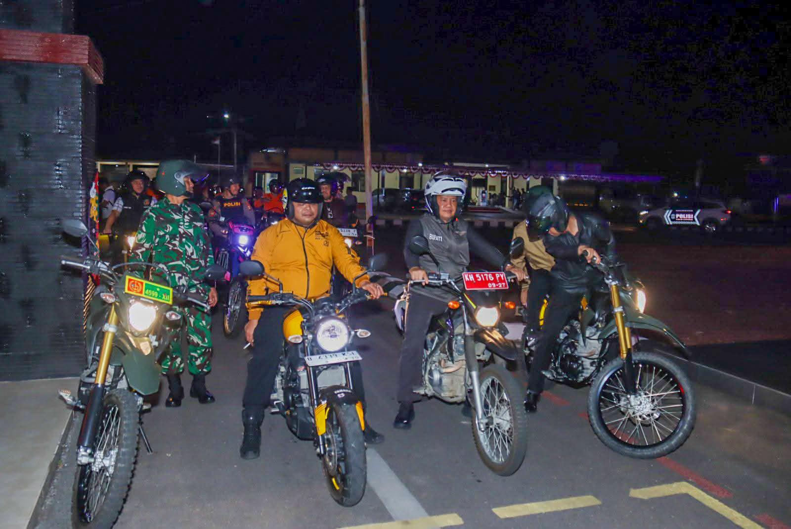Aparat gabungan di Seruyan saat mengawali patrol keliling Kota Kuala Pembuang, Selasa (2/9) malam.