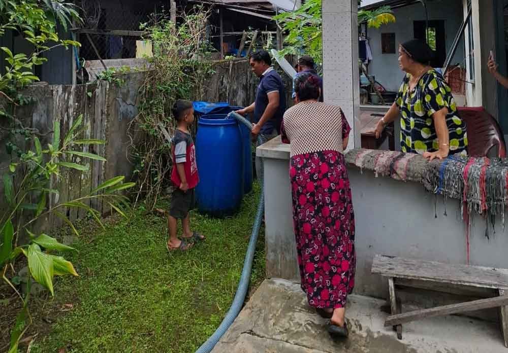 Warga Samuda, Kecamatan Mentaya Hilir Selatan , saat menunggu bantuan air bersih dari PDAM yang disalurkan langsung ke rumah-rumah.