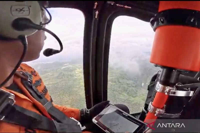 Tim SAR saat operasi pencarian jalur udara hari kedua terhadap helikopter tipe BK117 D3 yang hilang kontak di kawasan hutan pegunungan, Desa Mandin Damar, Kecamatan Mentewe, Kabupaten Tanah Bumbu