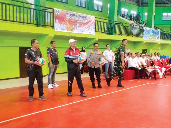 OLAH RAGA: Pembukaan turnamen voli antar-instansi di lapangan Voli Indoor Sampit, Rabu (3/9/2025). FOTO: YUNI/RADAR SAMPIT