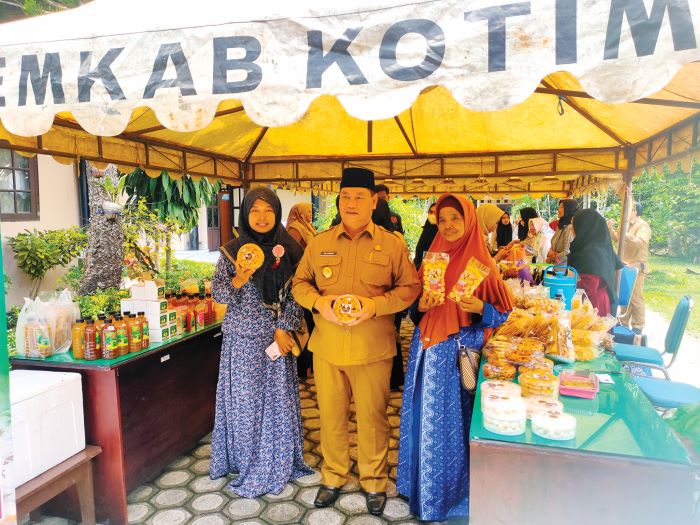 BERSAMA: Bupati Kotim Halikinnor berfoto bersama pelaku UMKM, belum lama tadi. FOTO:DOKUMEN/YUNI/RADAR SAMPIT