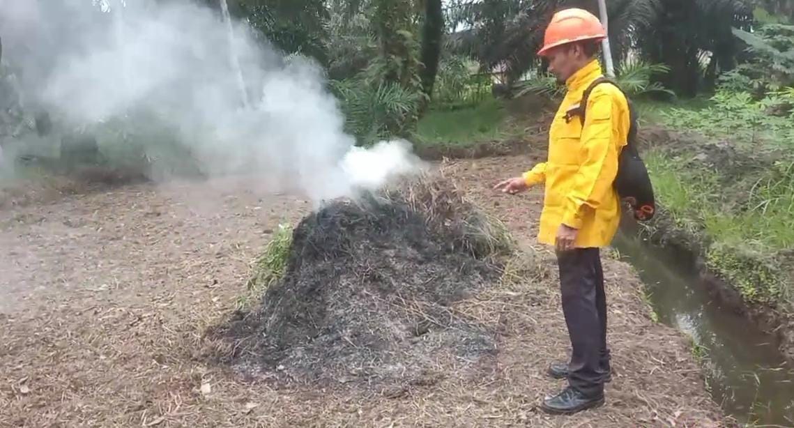 Personel TRC BPBD saat mendapati sumber asap tebal dari pembakaran rumput kering sisa pembersihan lahan warga di Desa Kumpai Batu Bawah, Kecamatan Arsel, Selasa (3/9).