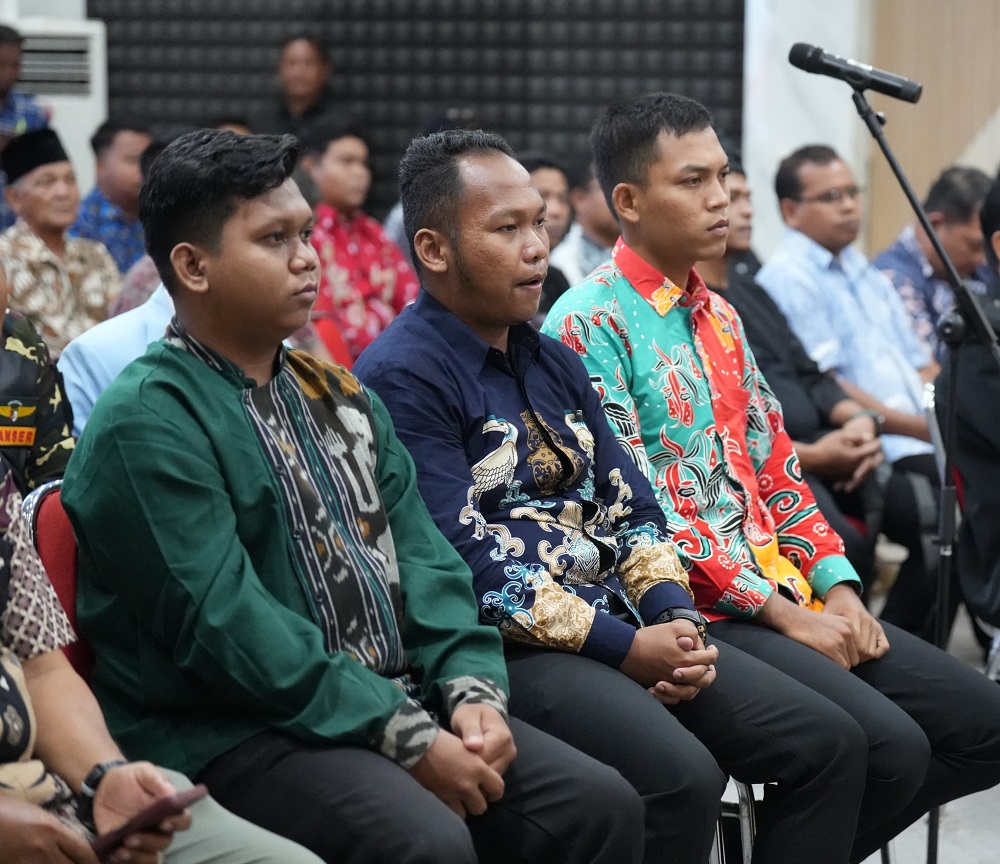 Ketua Badan Eksekutif Mahasiswa (BEM) Kabupaten Lamandau Dedy Pratama (tengah) saat menghadiri Silaturahmi Kebangsaan di aula Sekretariat Daerah (Sekda) Kabupaten Lamandau, Senin malam (1/9).