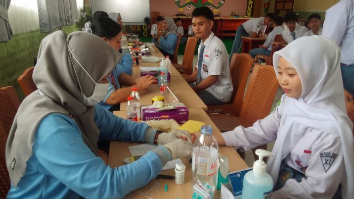 CEK KESEHATAN: Petugas medis saat lakukan cek kesehatan para pelajar, baru-baru ini. FOTO: PUSKESMAS BAAMANG 1/RADAR SAMPIT