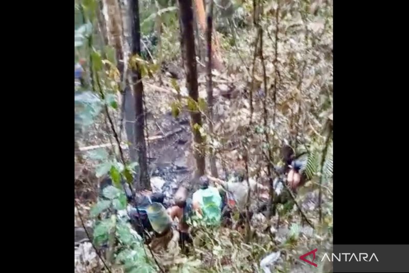 bangkai Helikopter BK117 D3 yang hangus terbakar dalam kecelakaan jatuh di titik 03&deg; 5&rsquo;6&rdquo; S &ndash; 115&deg; 37&rsquo;39.07&rdquo; E, kawasan hutan sekitar Air Terjun Mandin Damar, Kecamatan Mentewe, Tanah Bumbu, Kalsel