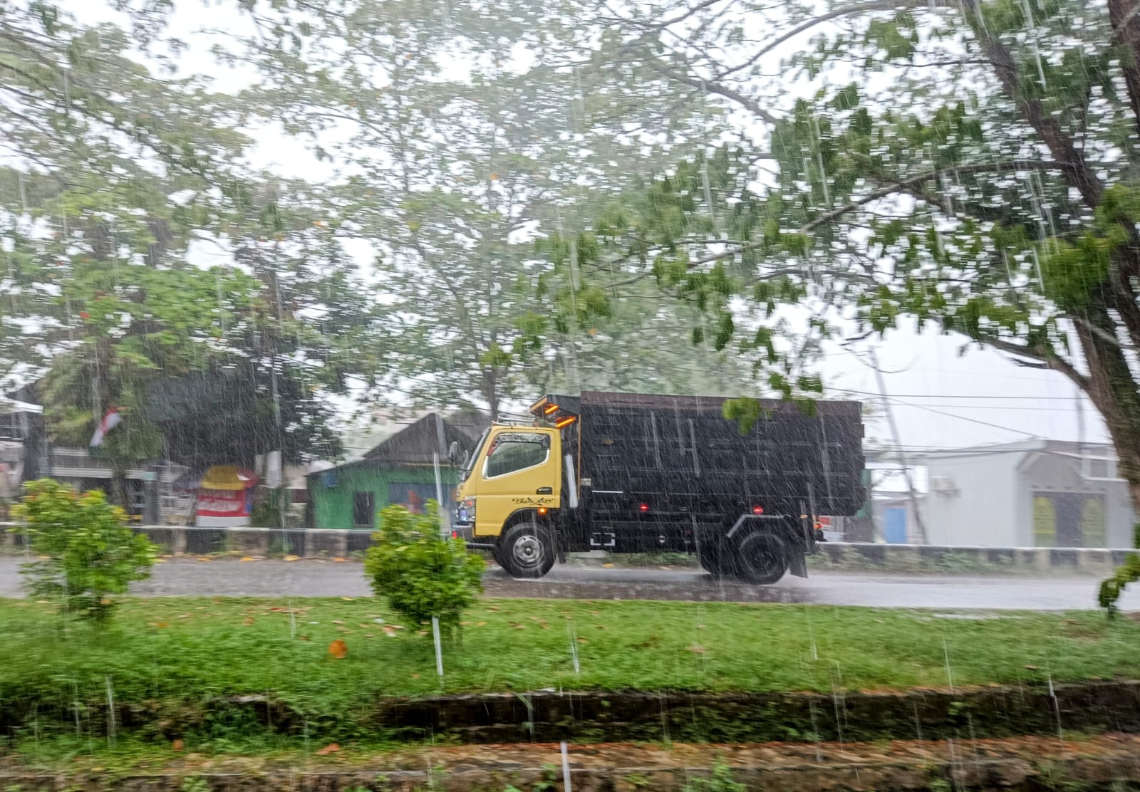 Hujan deras melanda Sampit, Kabupaten Kotawaringin Timur, baru-batu ini. (Dok. Oes/Radar Sampit)