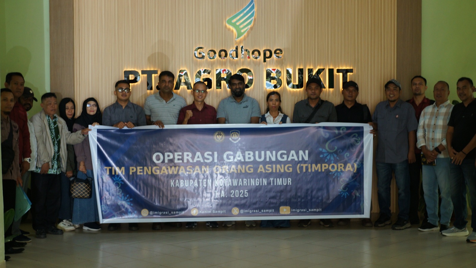 PENGAWASAN: Petugas Kantor Imigrasi Kelas II TPI Sampit bersama TIMPORA melaksanakan Operasi Gabungan di salah satu perusahaan perkebunan kelapa sawit.KANTOR IMIGRASI FOR RADAR SAMPIT