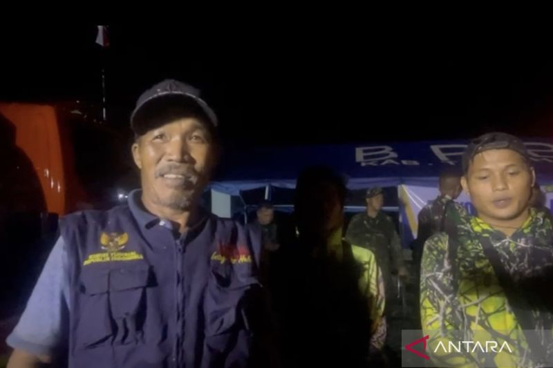 Warga lokal, Remisor (kiri) yang pertama kali melihat bangkai helikopter tipe BK117 D3 yang sebelumnya hilang kontak dan ditemukan di kawasan hutan pegunungan, di Posko 3 Desa Emil Baru (Antara)