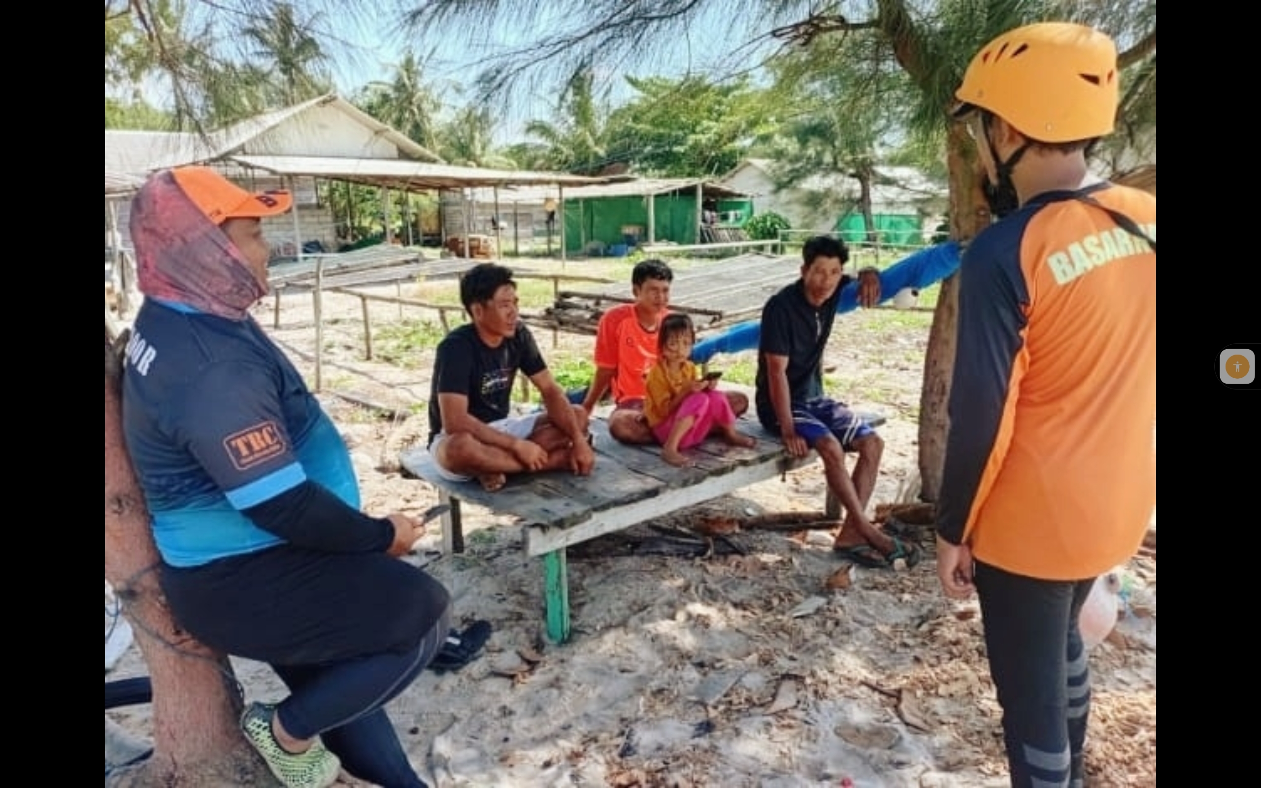 Tim Pencarian dan Penyelamatan BPBD Kotim berkomunikasi dengan warga di pesisir pantai Kecamatan Teluk Sampit dan sekitarnya.