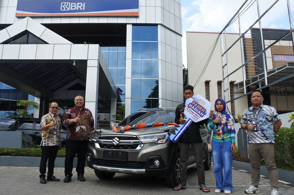 Pemimpin BRI Cabang Sampit Makhfudhi Badrul Kamal menyerahkan Suzuki XL7 kepada Wagiran di halaman BRI Cabang Sampit, Rabu (3/9) siang.