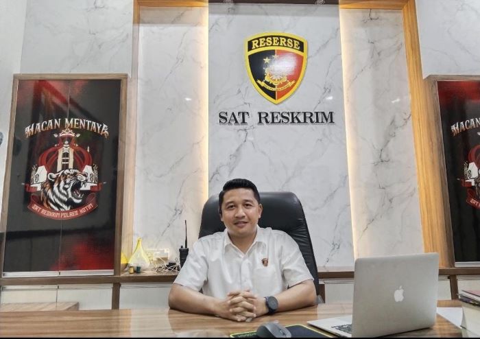 WAWANCARA : Kasatreskrim Polres Kotim AKP Iyudi Hartanto ketika ditemui di ruang kerjanya. FAHRY/RADAR SAMPIT