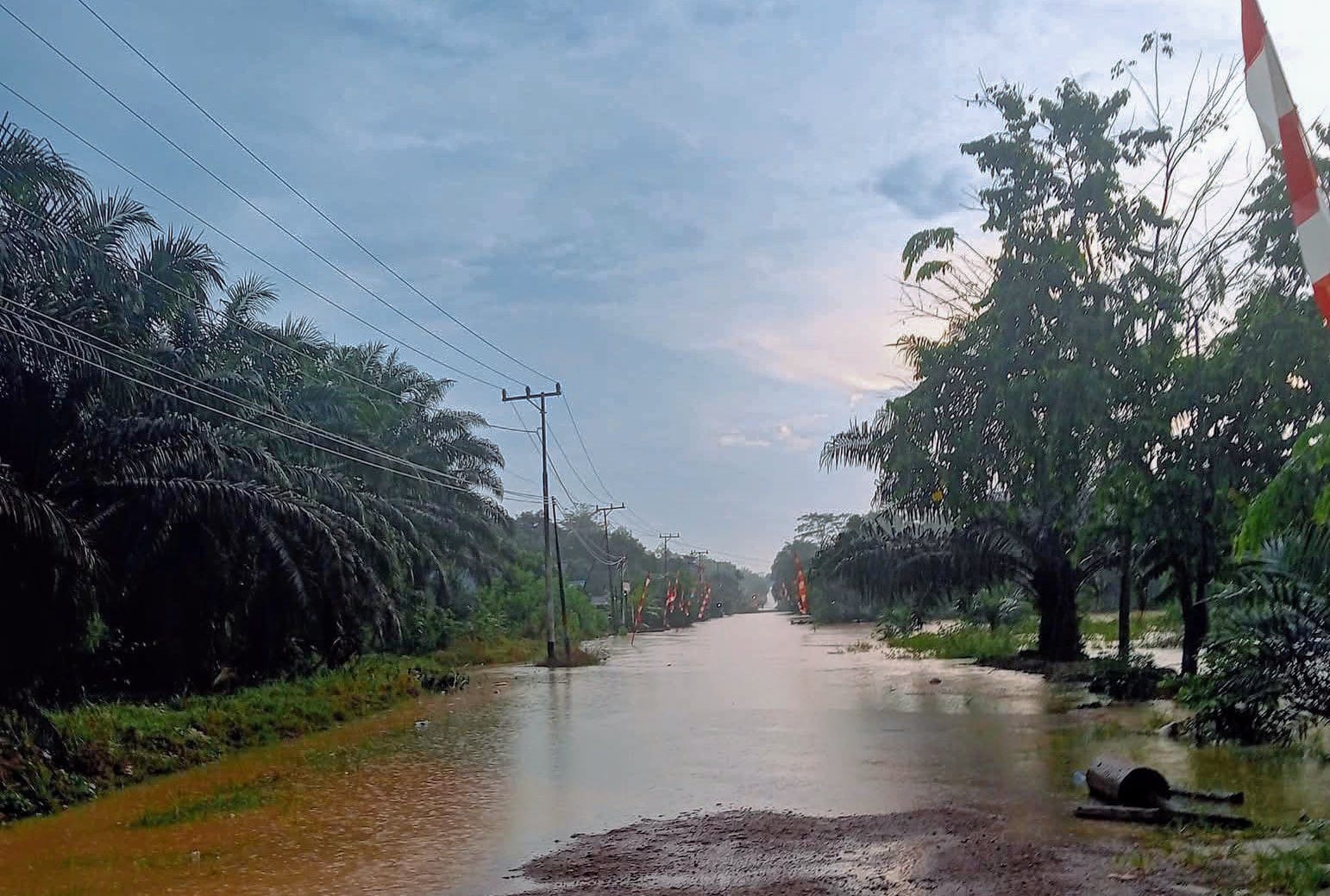 Banjir di salah satu desa di Kecamatan Parenggean, baru-baru ini. (BPBD Kotim).