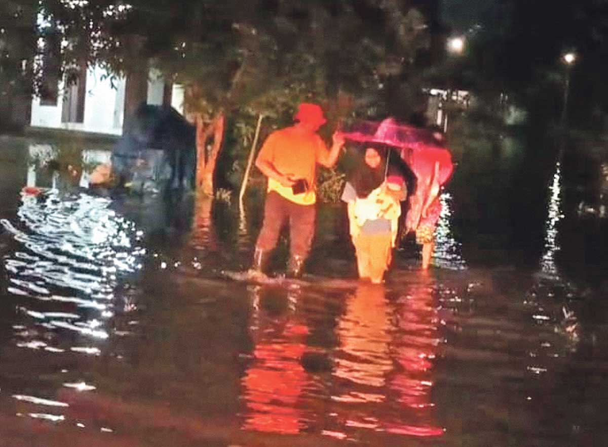 PENANGANAN: TRC BPBD Kobar membantu warga yang rumahnya terdampak banjir di Jalan Musang, Pangkalan Bun, Rabu (3/9) malam.