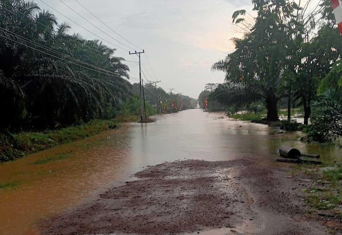 SUDAH SURUT: Banjir yang merendam akses jalan di Desa Beringin Tunggal Jaya, Parenggean.