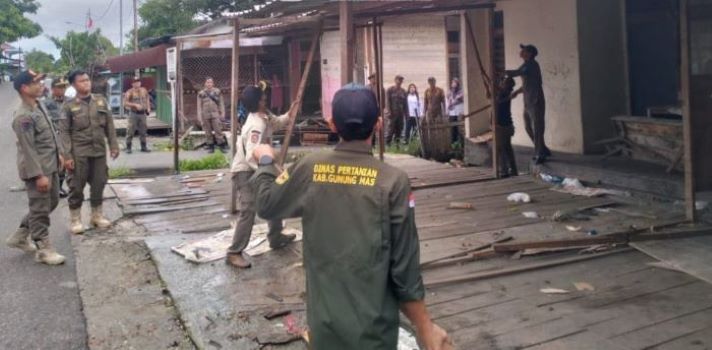 BONGKAR : Satpol PP Kabupaten Gumas membongkar bangunan yang dibangun di lahan milik Dinas Pertanian, Kamis (4/9/2025). FOTO : SATPOL PP GUNUNG MAS/RADAR SAMPIT