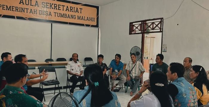 DISKUSI : Suasana diskusi terkait calon desa percontohan antikorupsi di Desa Tumbang Malahoi, belum lama ini. FOTO : PEMDES TUMBANG MALAHOI/RADAR SAMPIT