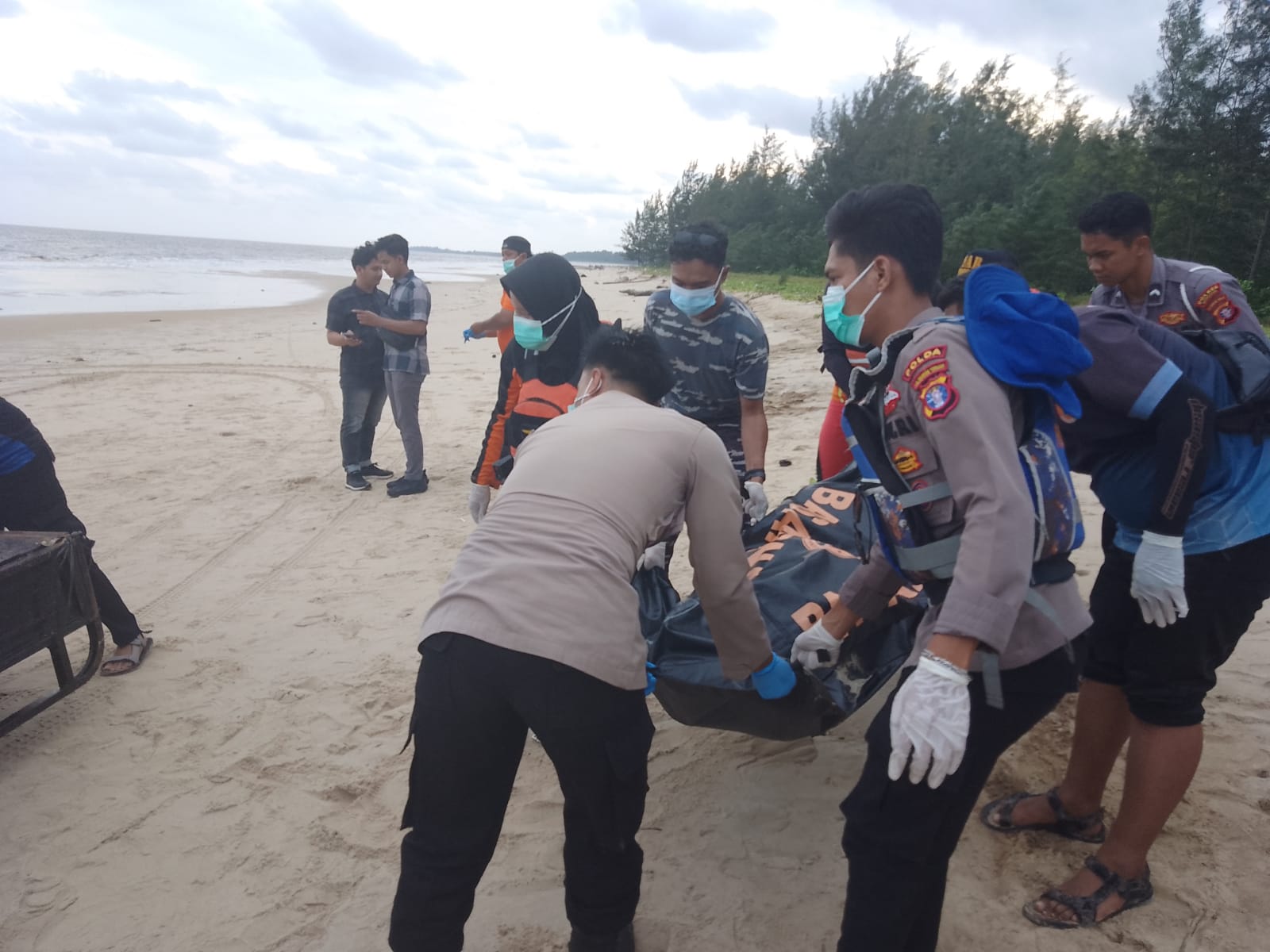 EVAKUASI: Tim gabungan saat mengevakuasi jasad penumpang kapal yang ceburkan diri ke laut Sampit dan ditemukan di pesisir Seruyan