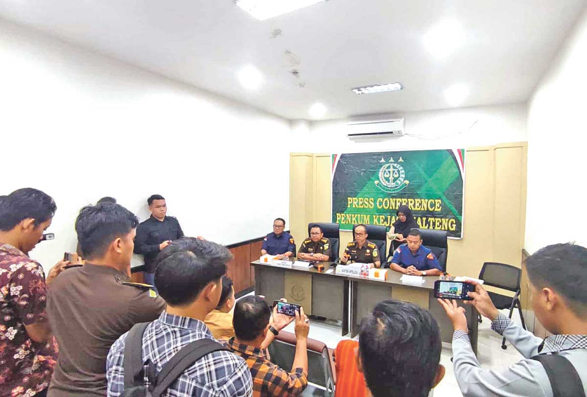PENJELASAN: Asisten Intelijen Kejati Kalteng Hendri Hanafi memberikan penjelasan terkait dugaan tipikor di Diskominfo Kabupaten Seruyan, Kamis (4/9).