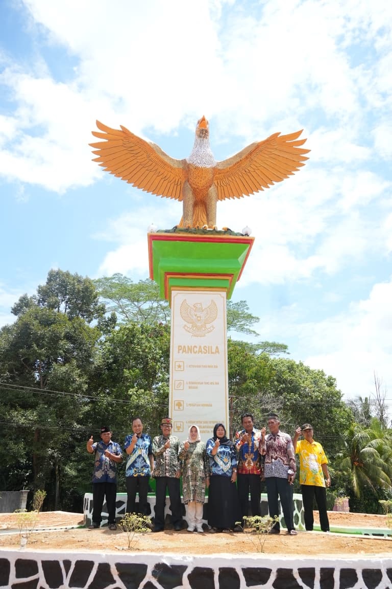 Wakil Bupati Lamandau Abdul Hamid beberapa tokoh, setelah meresmikan Bundaran Garuda, di Desa Mukti Manunggal, Kecamatan Menthobi Raya.