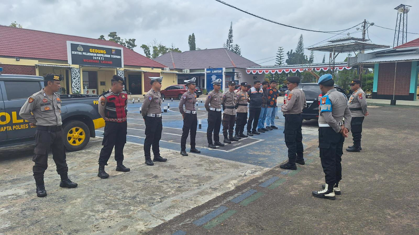 Personel Polres Seruyan bersiap menggelar patroli Operasi Aman Nusa I 2025 di wilayah Kota Kuala Pembuang, Jumat (5/9).