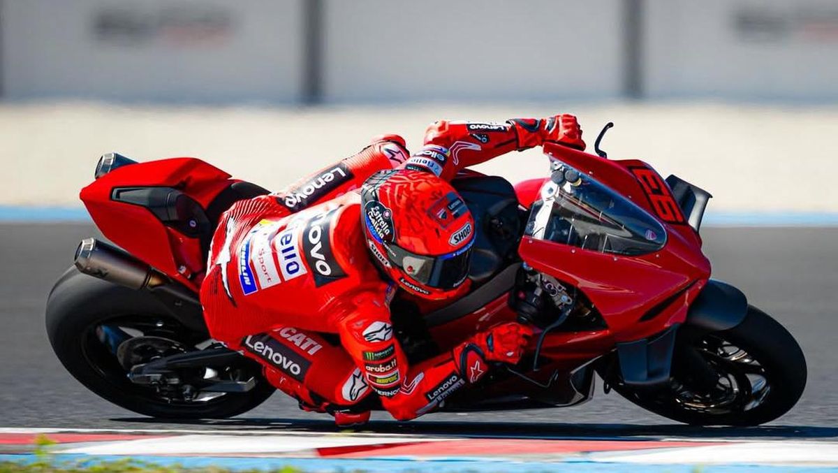 Aksi pembalap Ducati Lenovo Marc Marquez di salah satu seri MotoGP 2025.
