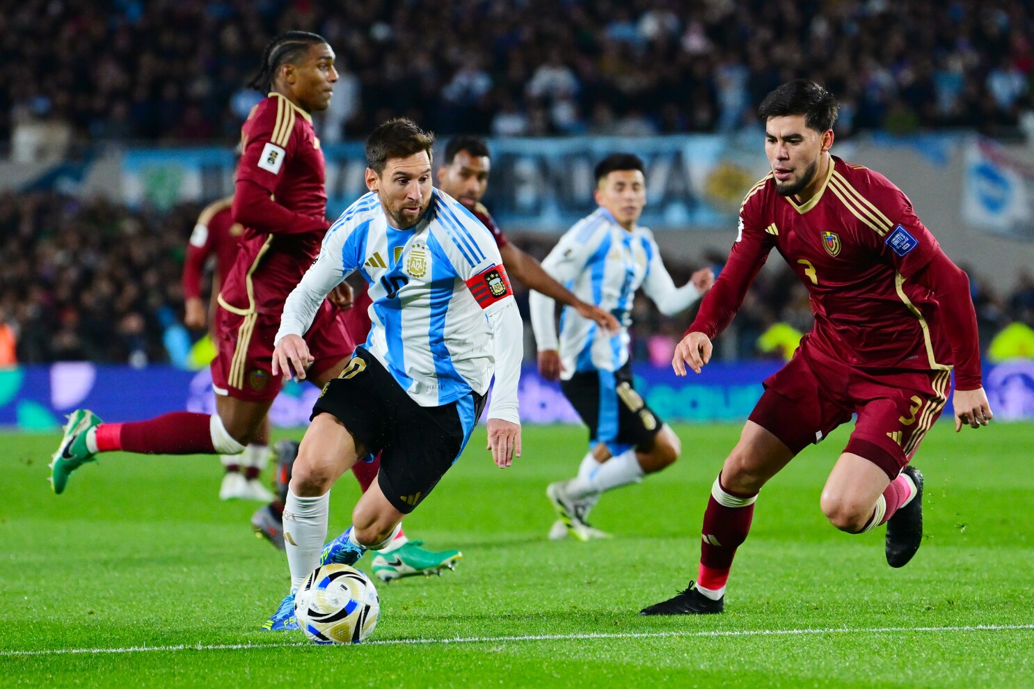 Aksi kapten Timnas Argentina Leonel Messi saat melawan Venezuale di kualifikasi Piala Dunia 2026, Jumat (5/9).