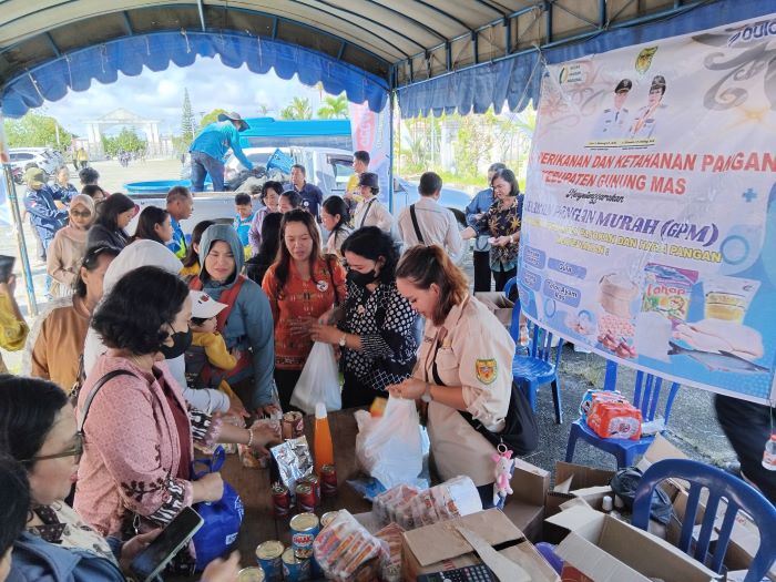 BAZAR : Warga dari Kota Kuala Kurun dan sekitarnya antre untuk membeli pangan murah pada kegiatan bazar yang digelar DPKP Gumas di GPU Damang Batu, Kamis (4/9/2025). FOTO : ARHAM SAID/RADAR SAMPIT