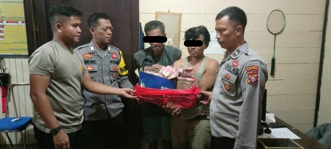 DIAMANKAN: Dua terduga pelaku pecah kaca yang membuat korban kehilangan uang Rp1 Miliar di Pangkalan Bun, beberapa waktu lalu. (Istimewa/WAG)