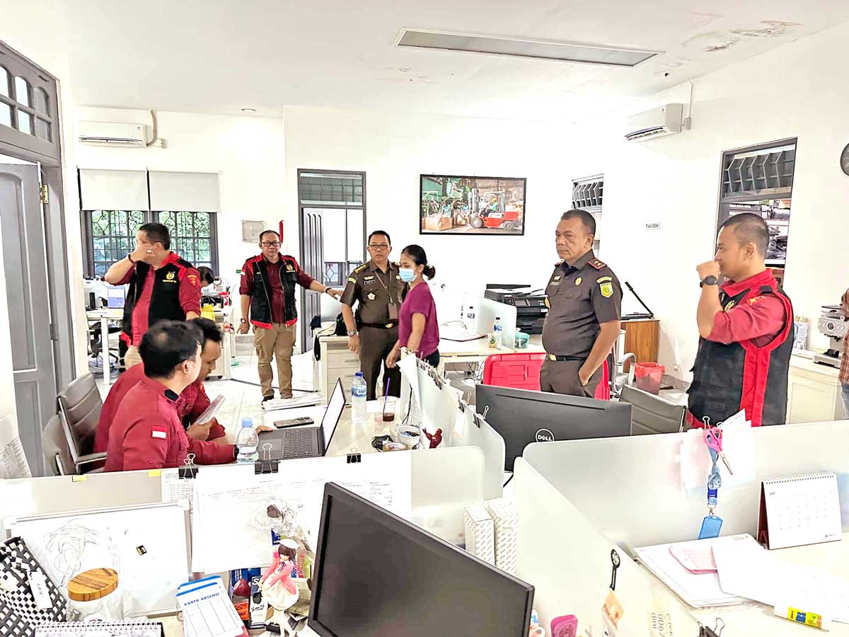 PENGGELEDAHAN: Penyidik Kejati Kalteng saat melakukan penggeledahan di kantor PT Investasi Mandiri di Jalan Teuku Umar, Palangka Raya, Rabu (3/9).