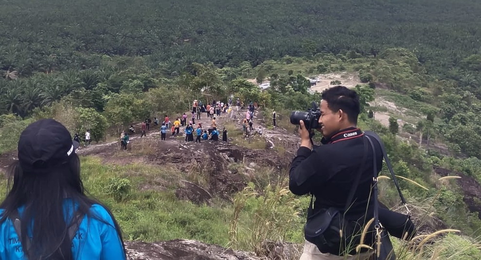Pemandangan dari atas Bukit Jalungga Desa Jihing, salah satu objek wisata alam di Sukamara.