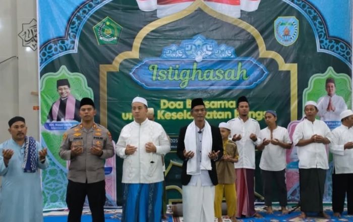 HADIR : Bupati Lamandau, Rizky Aditya Putra menghadiri kegiatan Istighosah dan doa bersama di Masjid Baiturahman, Kecamatan Bulik, Kabupaten Lamandau. FOTO: BIB/RADAR SAMPIT
