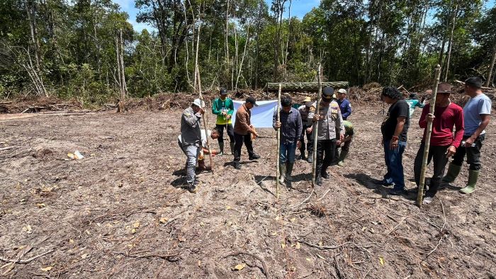 PENANAMAN: Polsek Hanau bersama warga menanam jagung di Desa Pembuang Hulu I, Kecamatan Hanau, Sabtu (6/9/2025). FOTO: POLSEK HANAU/RADAR SAMPIT