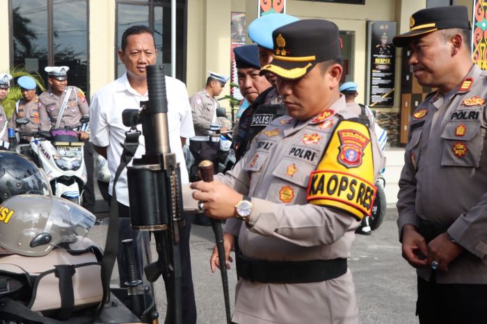 GELAR PASUKAN : Kapolres Kotim AKBP Resky Maulana Zulkarnain mengecek perlengkapan pasukan yang terlibat dalam Operasi Aman Nusa-1 2025, di Mapolres Kotim. FOTO: POLRES KOTIM/RADAR SAMPIT