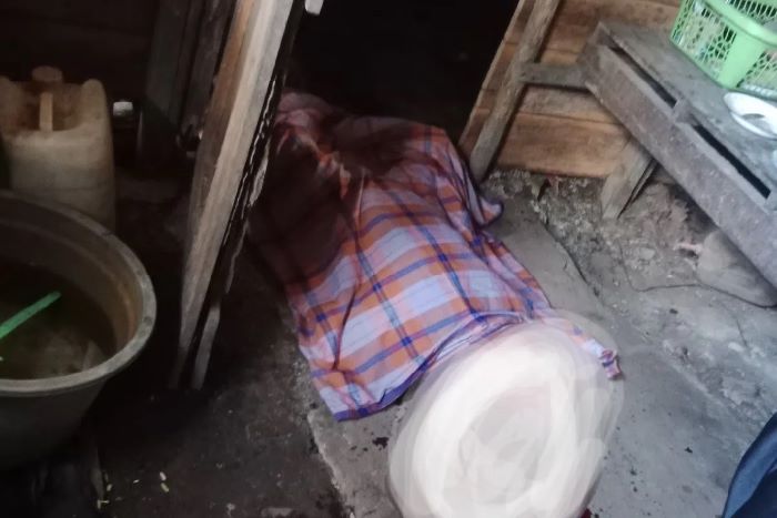 PEMBUNUHAN : Jenazah Poniyem saat ditemukan bersimbah darah di gubuknya, diduga dibunuh cucunya sendiri, Kamis (4/9/2025). ANTARA/ HO-Warga