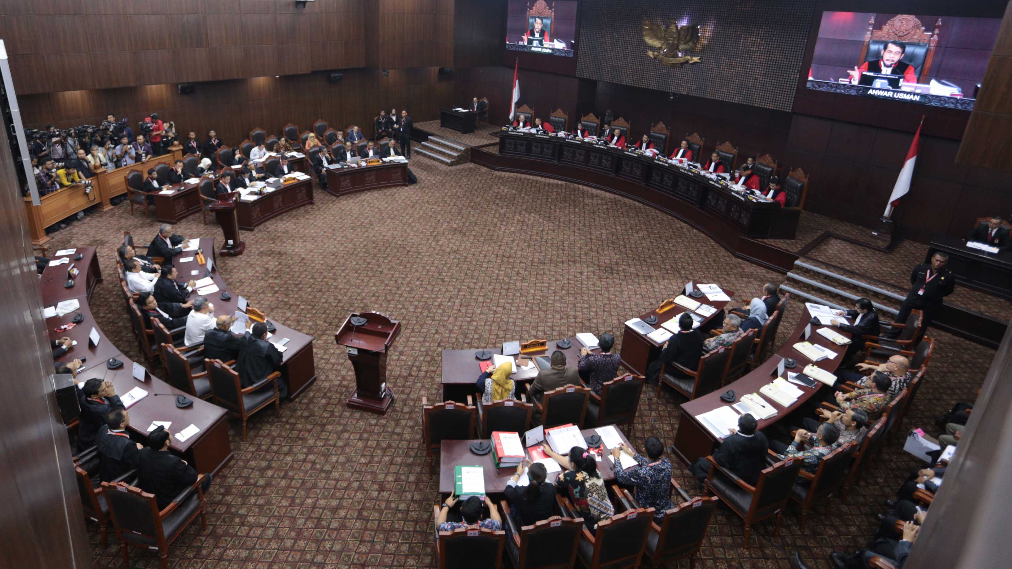Suasana ruang persidangan di Mahkamah Konstitusi RI