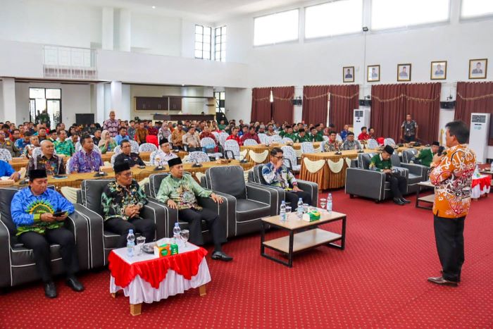 SEMINAR: Bupati Seruyan Ahmad Selanorwanda membuka seminar Koperasi Merah Putih di gedung Paripurna DPRD Seruyan, Jumat (5/9/2025). FOTO: RIFANI/RADAR SAMPIT