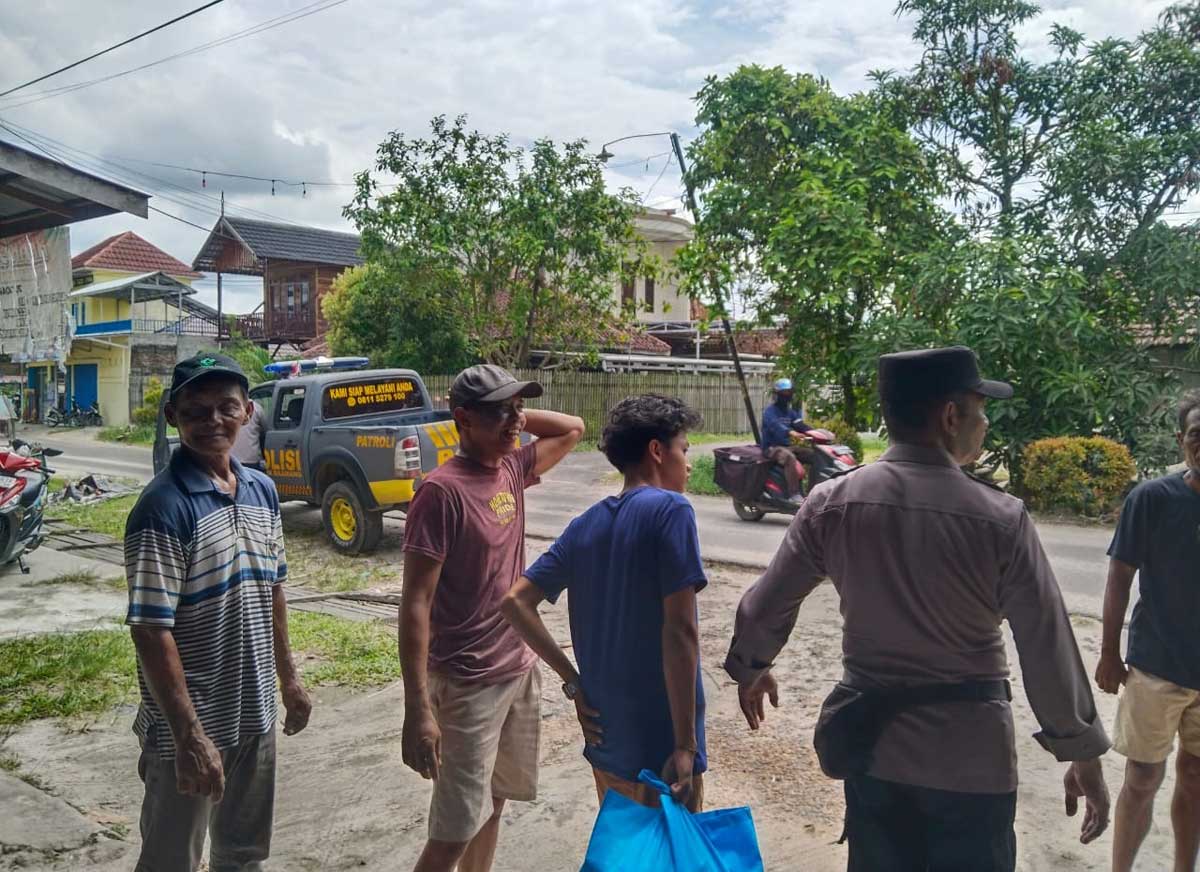 HEBOH: Petugas Polsek Baamang saat mendatangi lokasi perkelahian di Jalan Tidar IV, Sampit, Sabtu (6/9).
