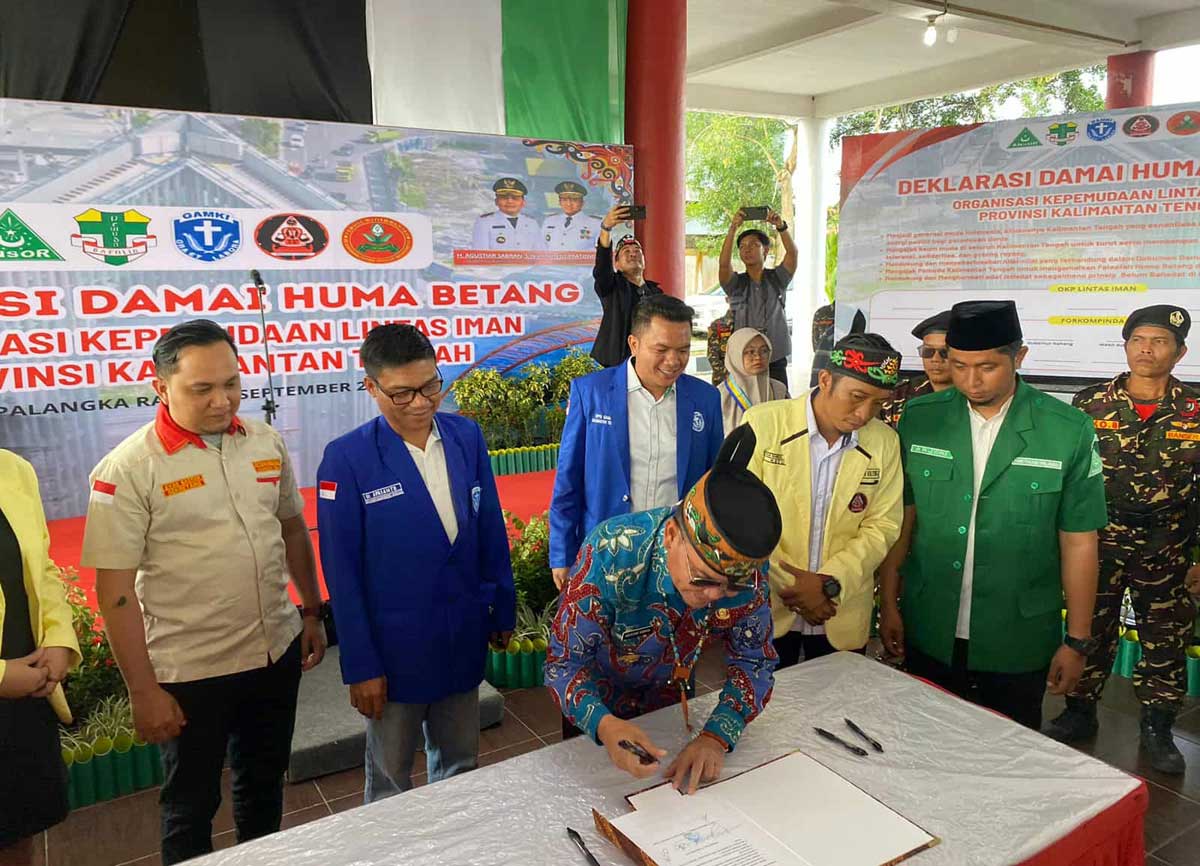 KOMITMEN: Organisasi kepemudaan agama melakukan Deklarasi Damai Huma Betang Pemuda Lintas Iman di Betang Hapakat, Minggu (7/9/2025).
