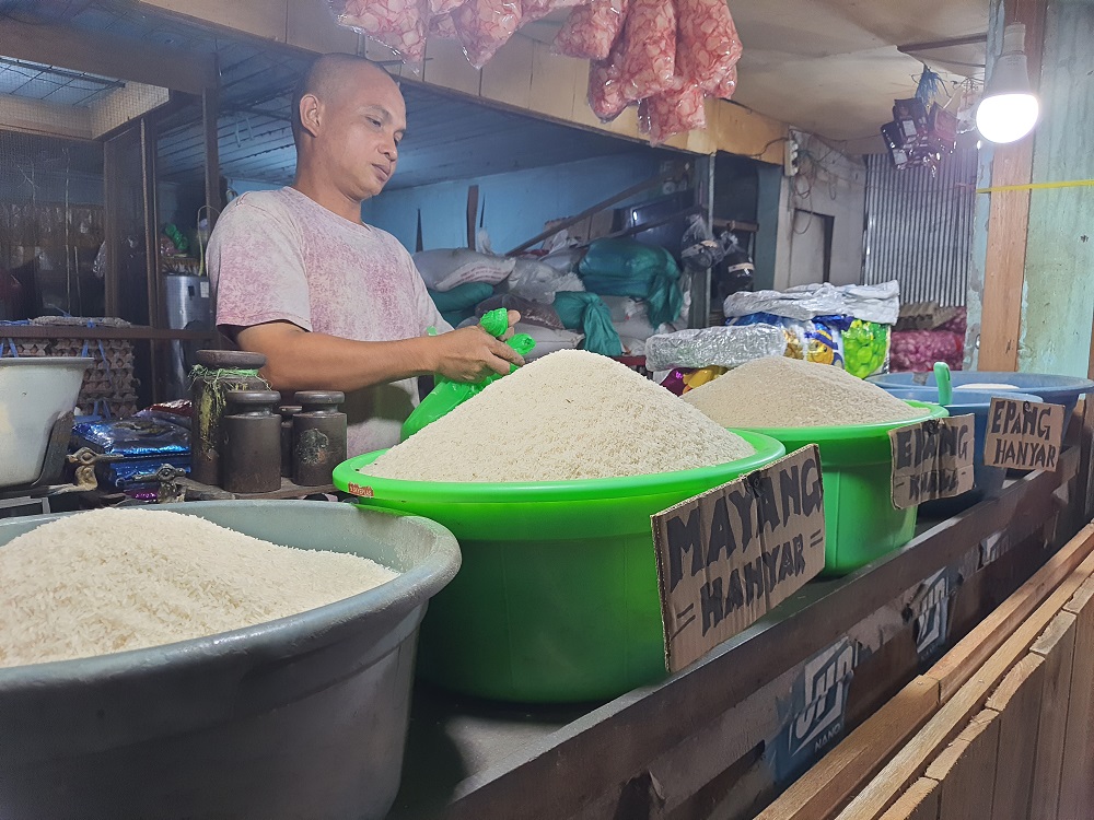 Pedagang beras di Kota Sampit yang menjual beras kemasan dan beras petani lokal.