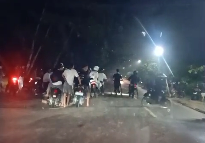 : Balapan liar di Jalan Utama Pasir Panjang, Kecamatan Arsel, Kabupaten Kotawaringin Barat, Minggu (7/9) dinihari.