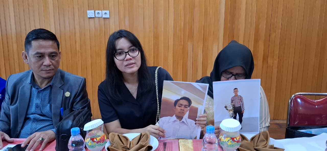 Kuasa hukum keluarga Muhammad Fadel dan saudaranya Fenti Indriyani saat jumpa pers (8/9/2025).